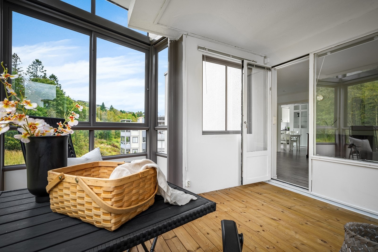 Fra stuen er det tilkomst til en stor innglasset balkong på ca. 11,5 m² Galleribilde