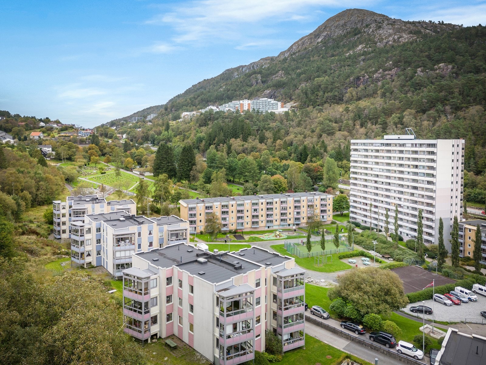 Et veldrevet og populært borettslag med kort vei til alt du måtte behøve i hverdagen. Galleribilde