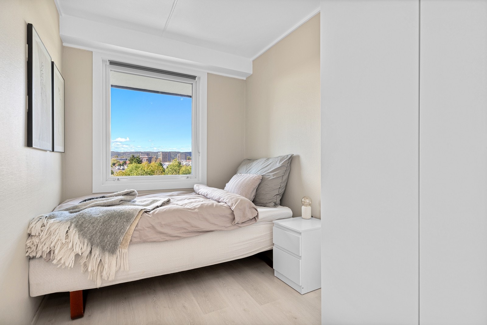 Soverom nr. 2 har plass til større seng og tilhørende møblement. I tillegg medfølger det et garderobeskap. Galleribilde