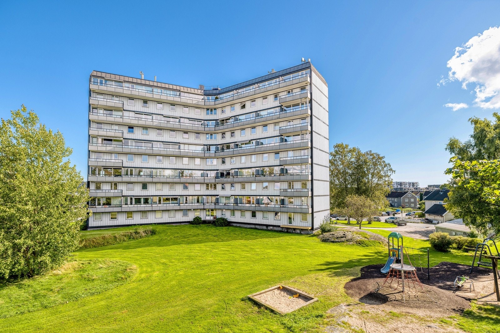 Borettslaget ligger midt i smørøyet på Lund og har kort vei til dagligvarebutikk, bussforbindelse, universitet, treningsstudio, sjøen m.m. Galleribilde