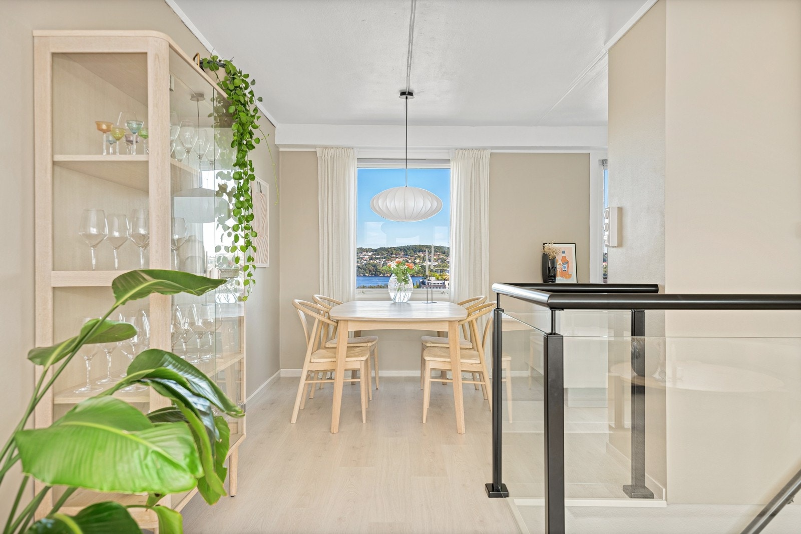 Leiligheten kan by på en flott utsikt mot sjøen og har godt med lysinnslipp fra to vegger. Galleribilde
