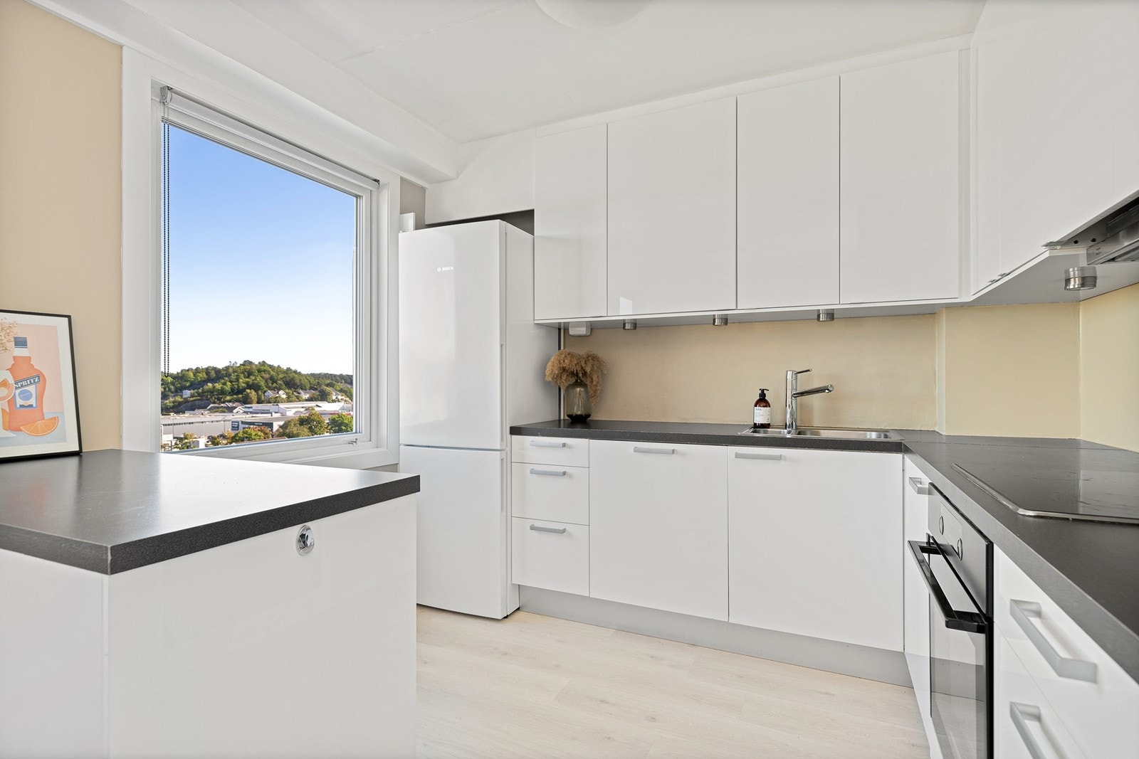Kjøkkenet er fra IKEA og holder en minimalistisk og moderne stil. Det medfølger integrert oppvaskmaskin, stekeovn, steketopp, mikrobølgeovn samt frittstående kjøleskap/frys. Galleribilde