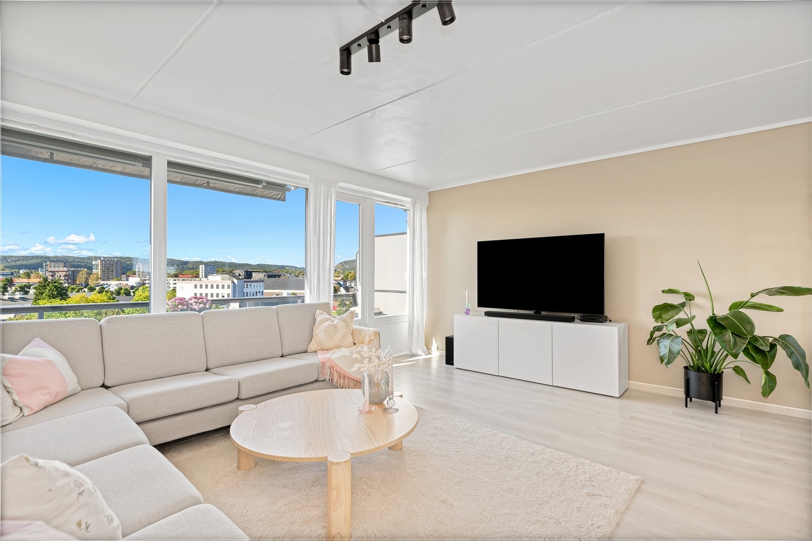 Stuen har i nyere tid hatt veggfornying og veggene er malt i en lun beige tone. Galleribilde