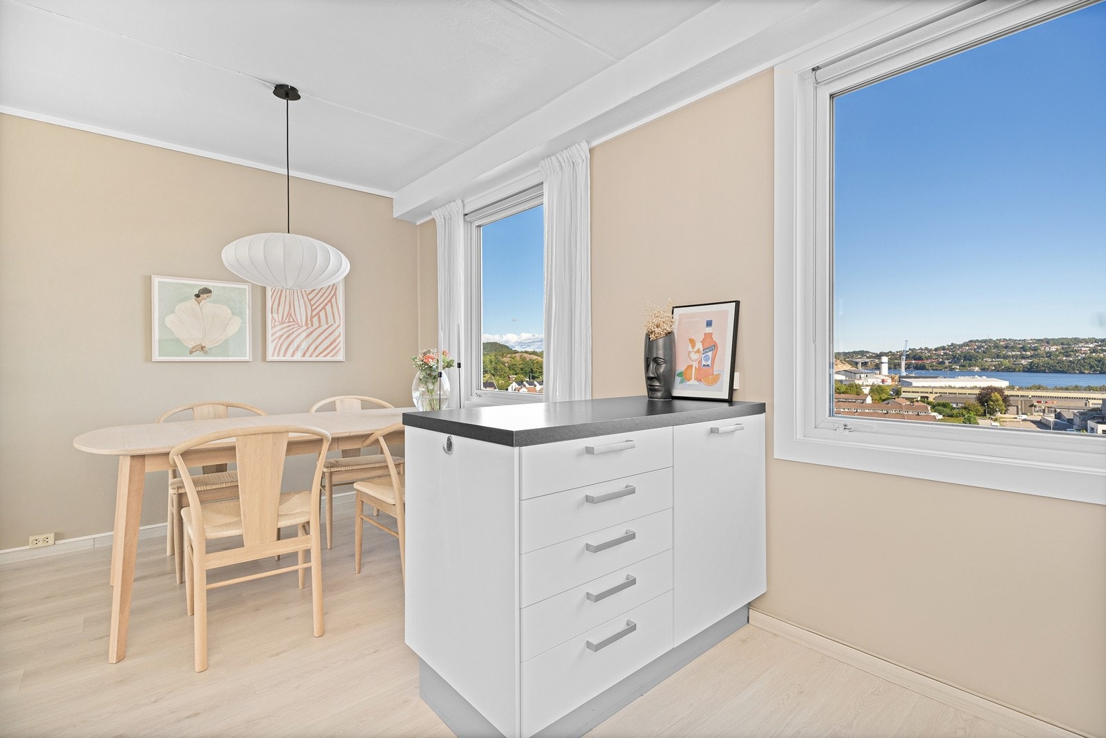 Det er også en praktisk kjøkkenøy som gjør dette til et sosialt sted å lage mat. Galleribilde