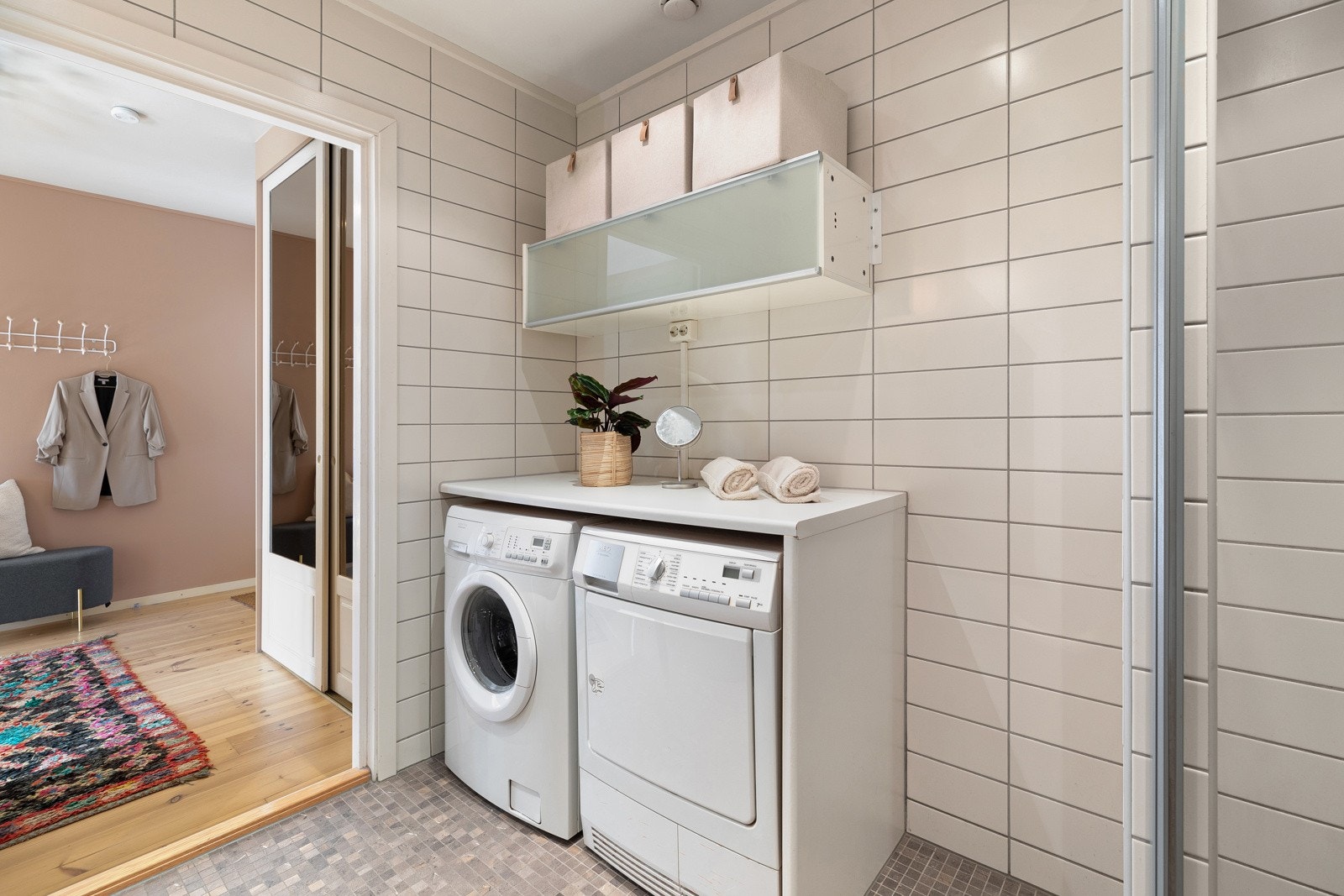 Opplegg for vaskemaskin og tørketrommel på baderom Galleribilde