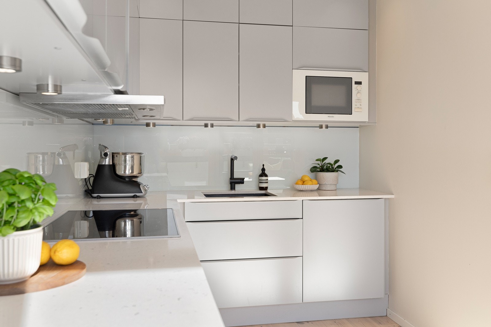 Moderne og stilren kjøkkeninnredning fra HTH Galleribilde