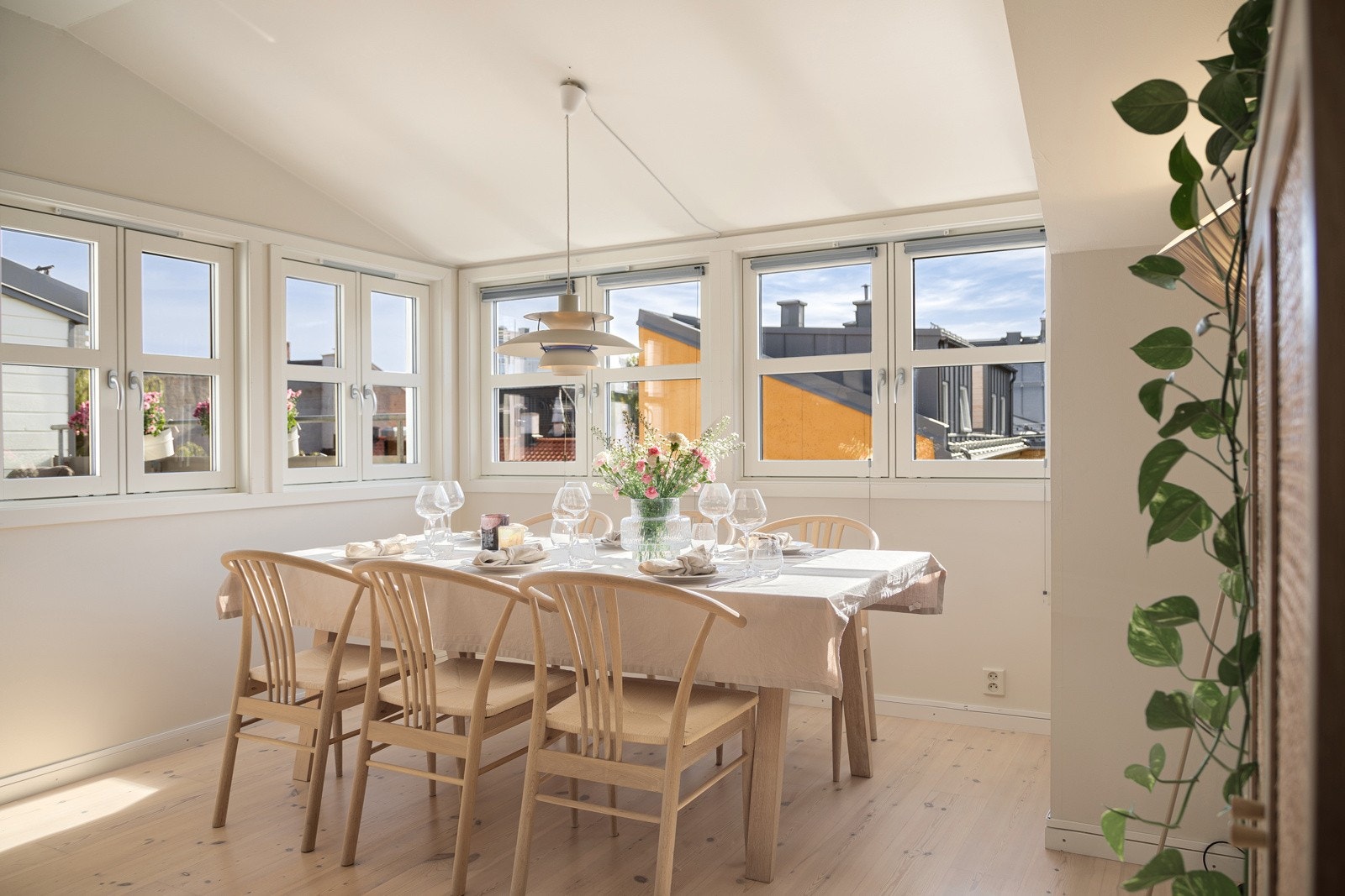 Store vindusflater gir rikelig med naturlig lys Galleribilde