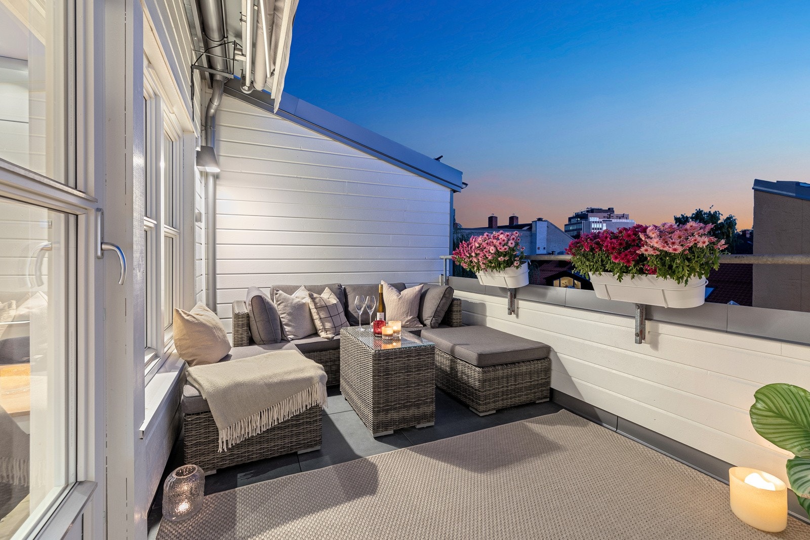 Hyggelig og skjermet balkong av god størrelse med plass til ønsket møblement Galleribilde