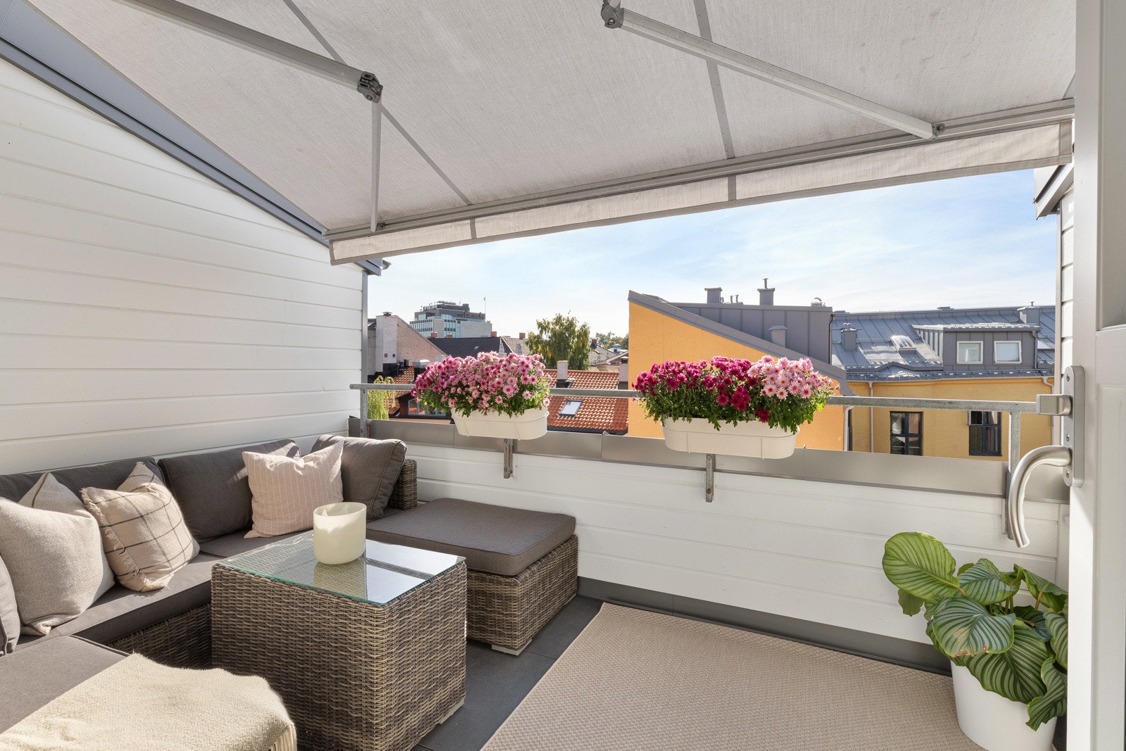 Elektrisk markise som kan benyttes dersom man ønsker mer skygge Galleribilde