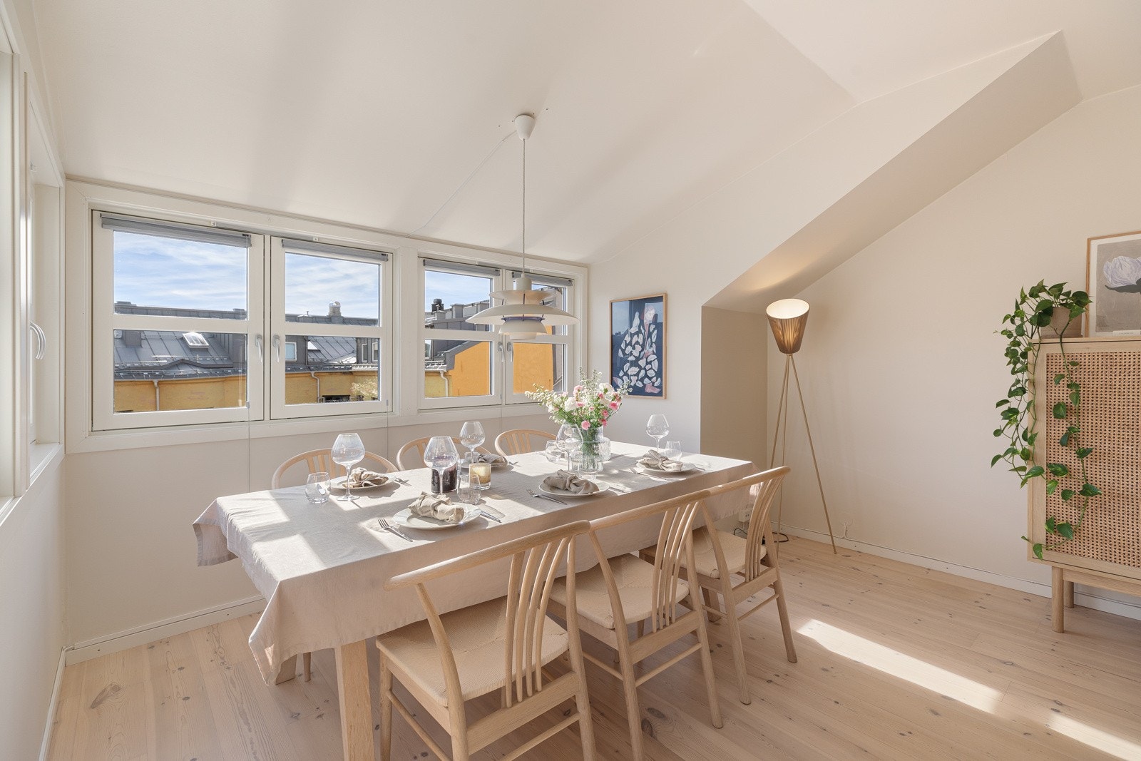 Plass til spisebord av god størrelse Galleribilde