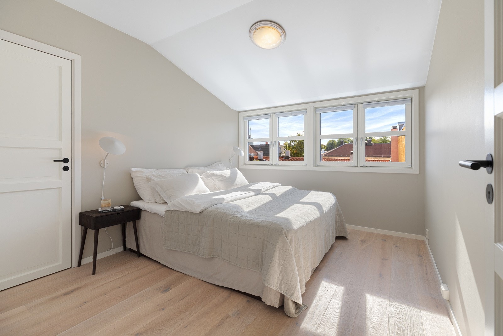 Hovedsoverom av generøs størrelse med plass til stor dobbeltseng og nattbord, i tillegg til garderobeskap og innvending bod med ekstra lagringsplass Galleribilde