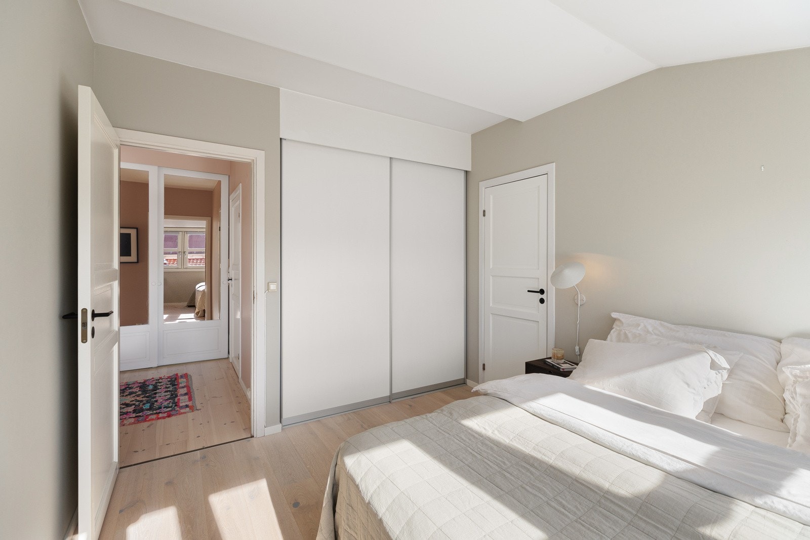 Soverommet er malt i en lun farge kombinert med lys 1-stavs parkettgulv Galleribilde