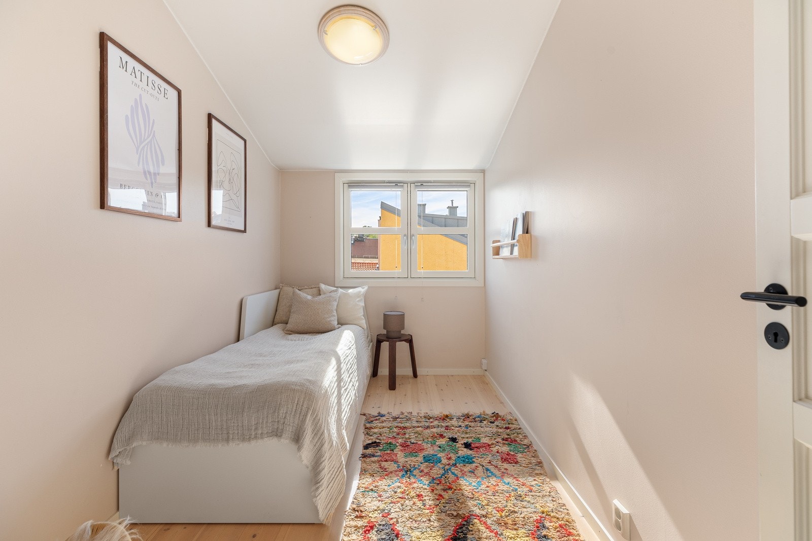 Soverom 2 er også av god størrelse med plass til seng og annet ønsket møblement Galleribilde