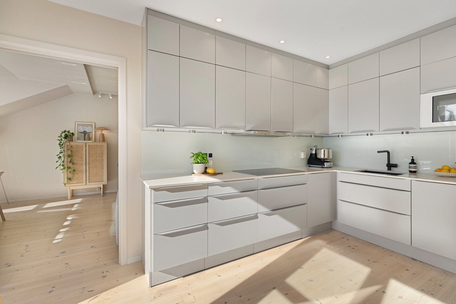 Praktisk kjøkken med stor arbeidsbenk og god oppbevaring Galleribilde