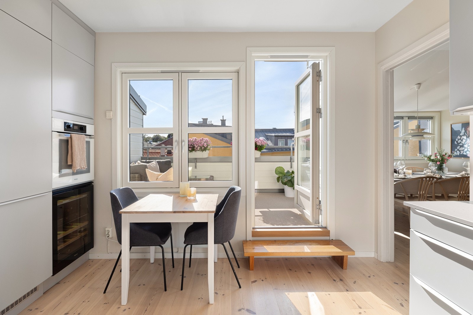 Fra kjøkkenet er det adkomst til leilighetens private takterrasse Galleribilde