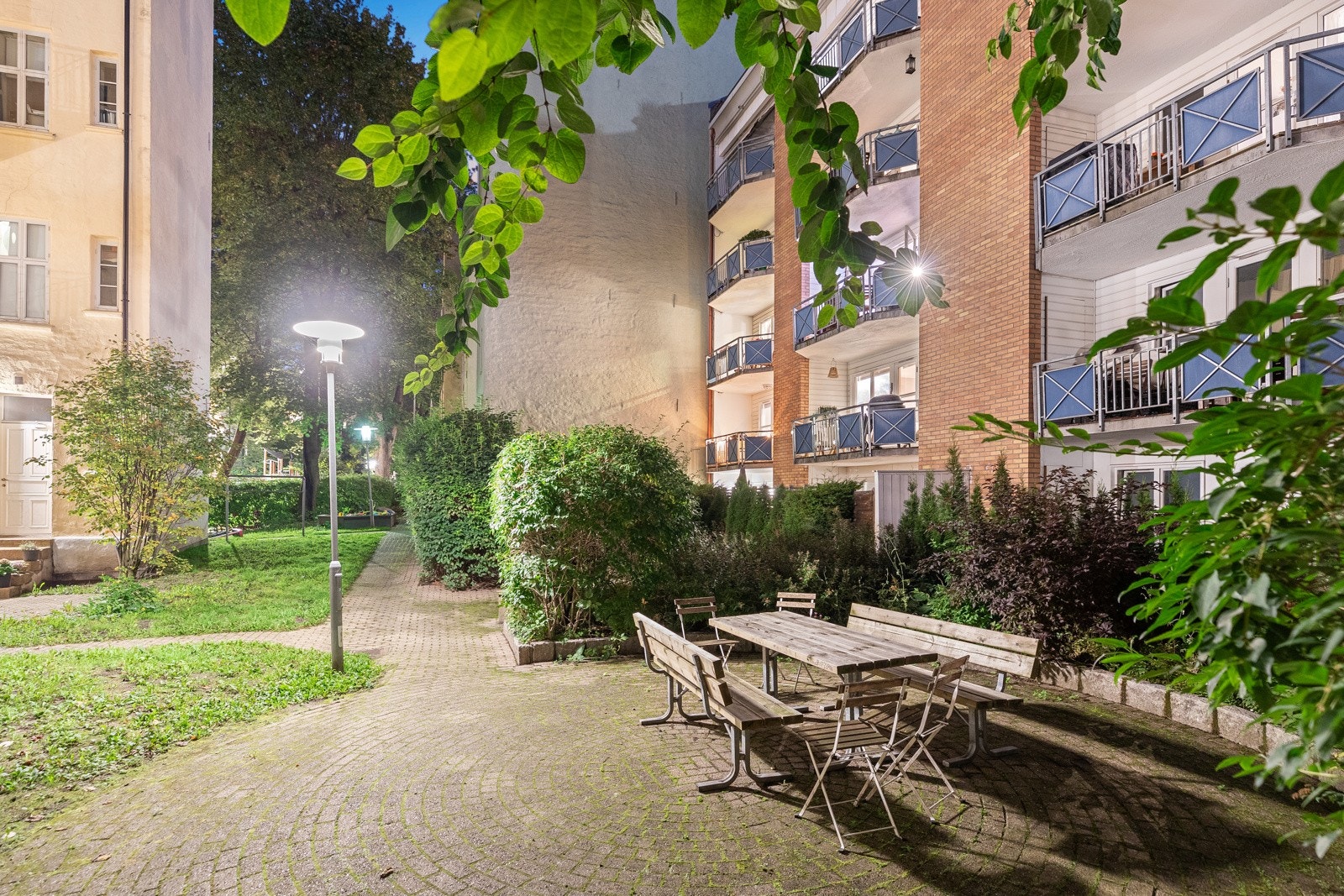 Borettslaget har en velopparbeidet bakgård med sittegrupper og enkel beplantning Galleribilde