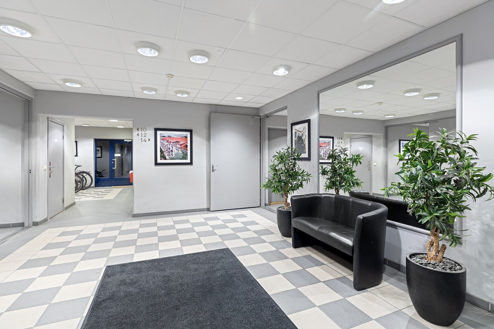 Stilfull inngang til leilighetskomplekset. Det er heisadkomst opp til boligen Galleribilde