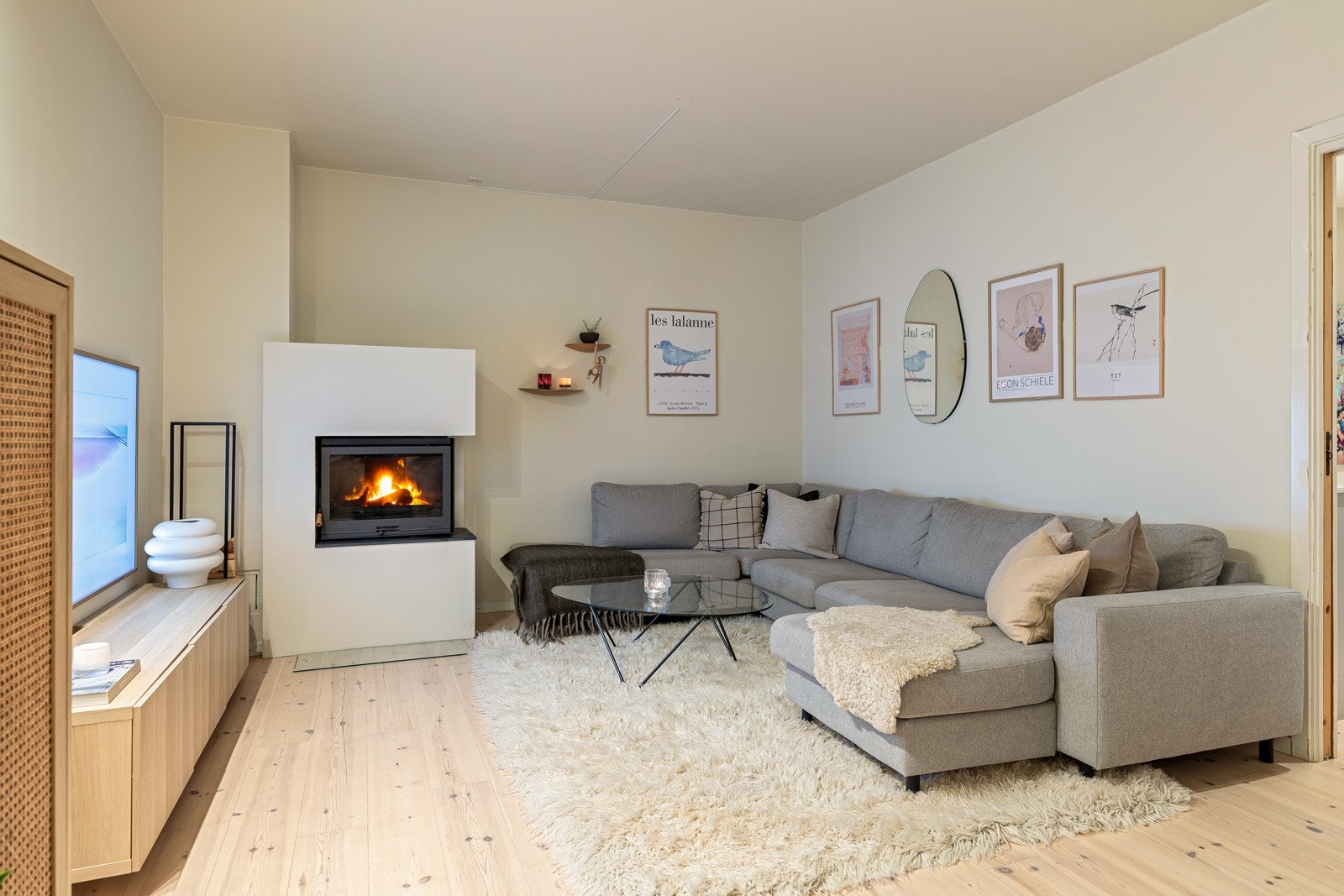 Stue med plass til stor sofagruppe med tilhørende møblement Galleribilde