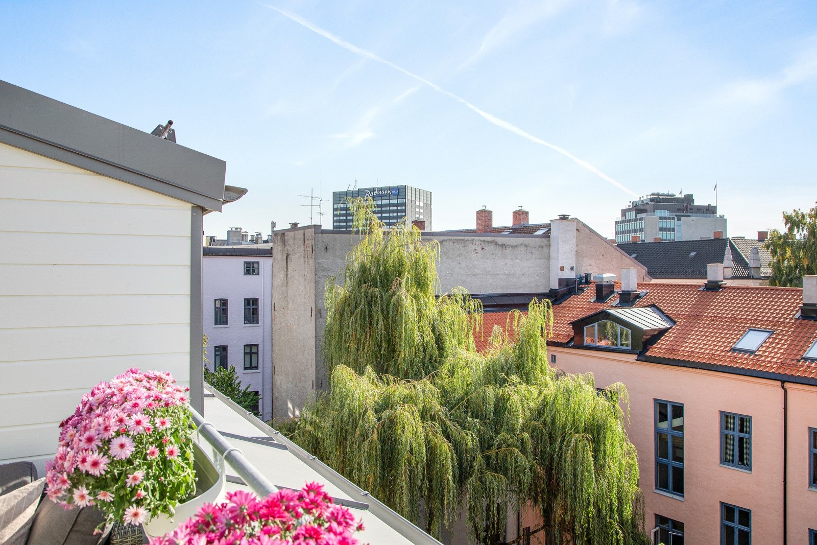 Hele boligen vender ut mot stille og rolig bakgård Galleribilde