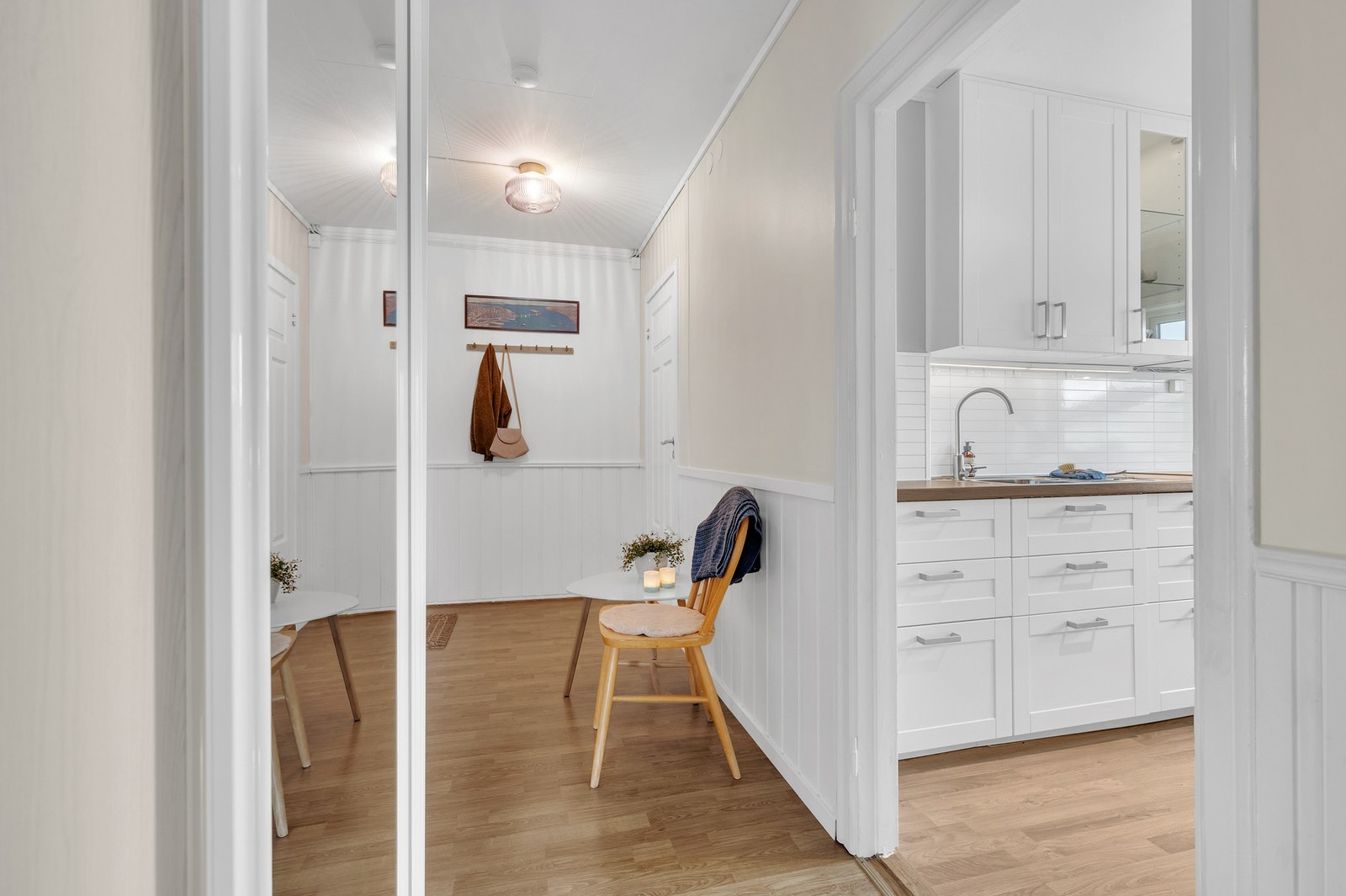 Velkommen inn! Her og medfølger praktisk skyvedørsgarderobe. Galleribilde