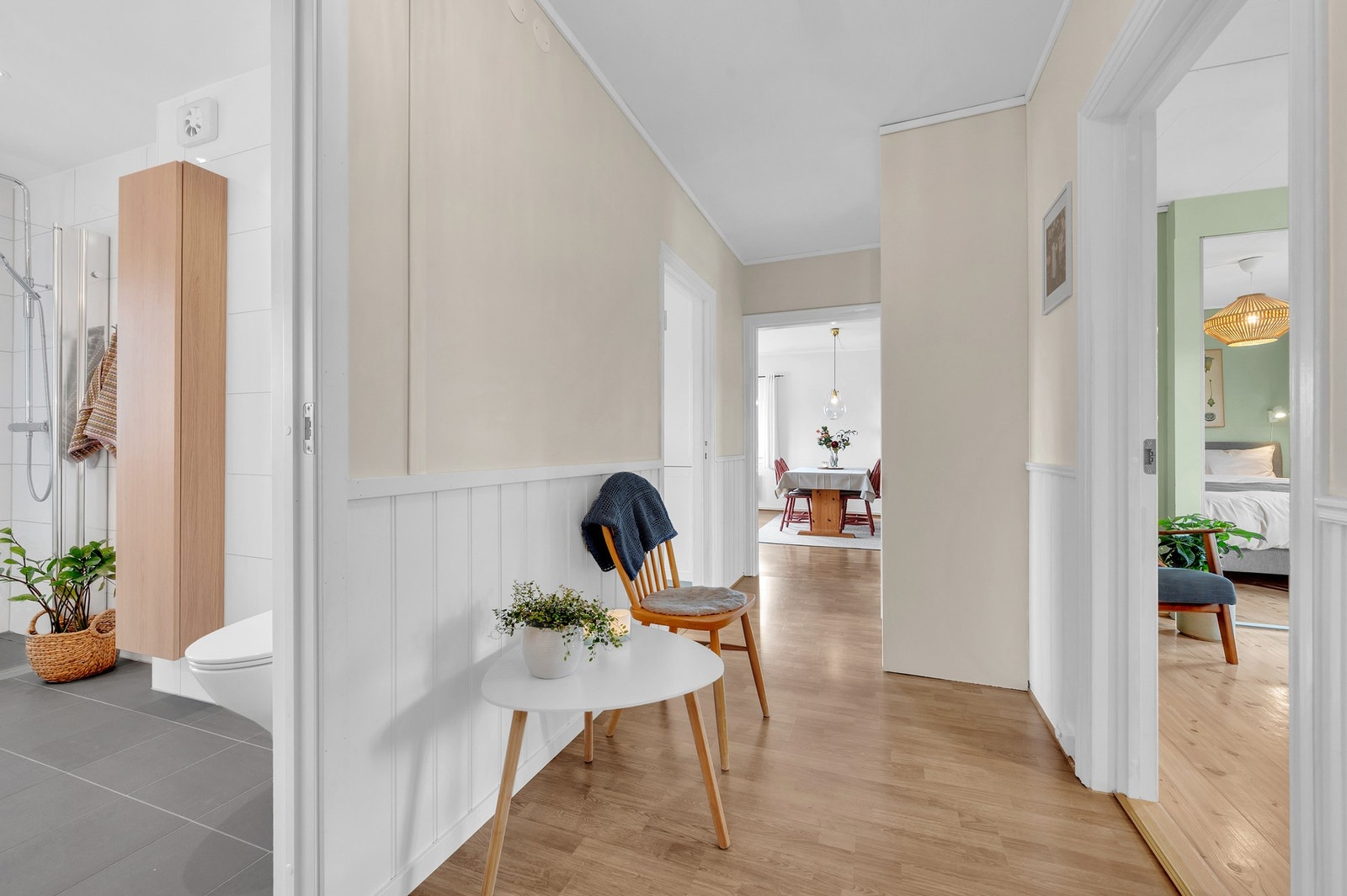 Det følger hele 3 boder med leiligheten. 1 stor på loft og 2 romslige i kjelleren. I tillegg til fellesbod. Galleribilde