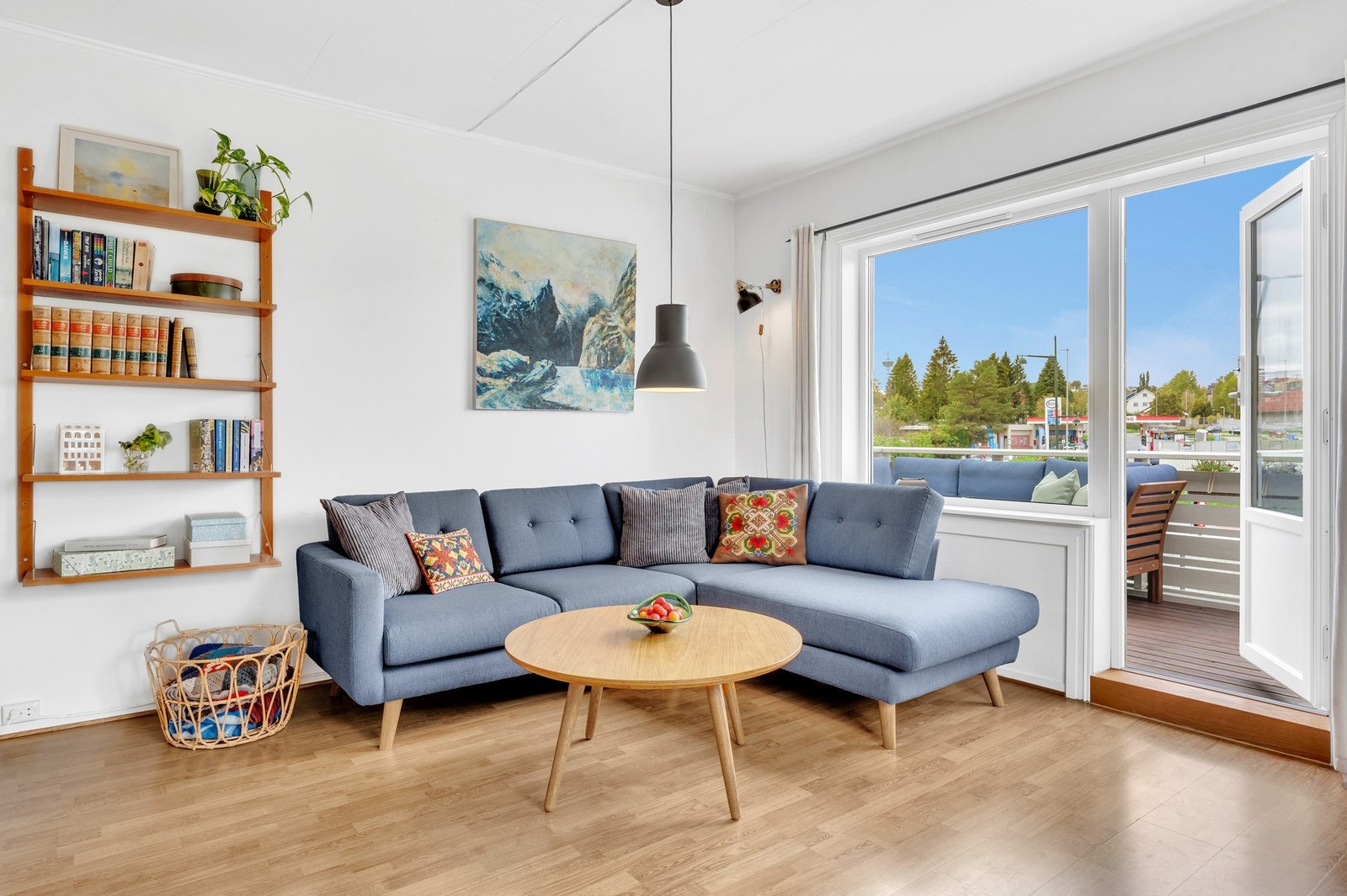 Leiligheten har en fin planløsning med store oppholdsrom som gjør det enkelt å innrede. Fra stua er det utgang til solrik balkong. Galleribilde