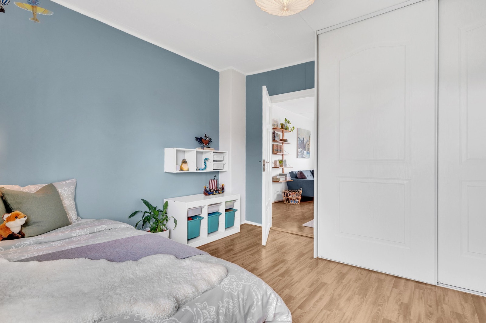 Praktisk skyvedørsgarderobe medfølger salget. Galleribilde