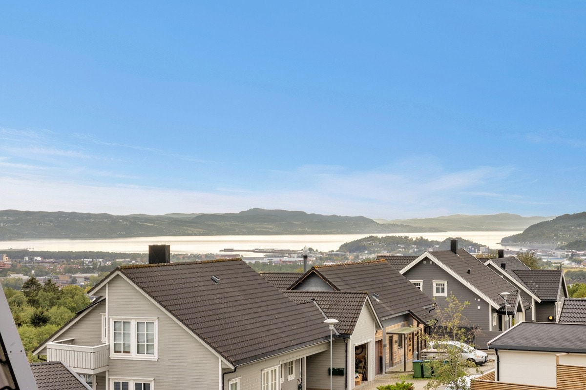 Fra leiligheten har man fin utsikt over nærliggende boliger og fjorden. Galleribilde