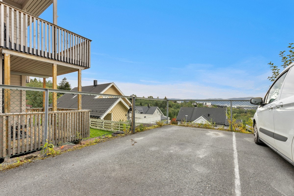 Det følger med parkeringsplass med elbil-lader. Galleribilde