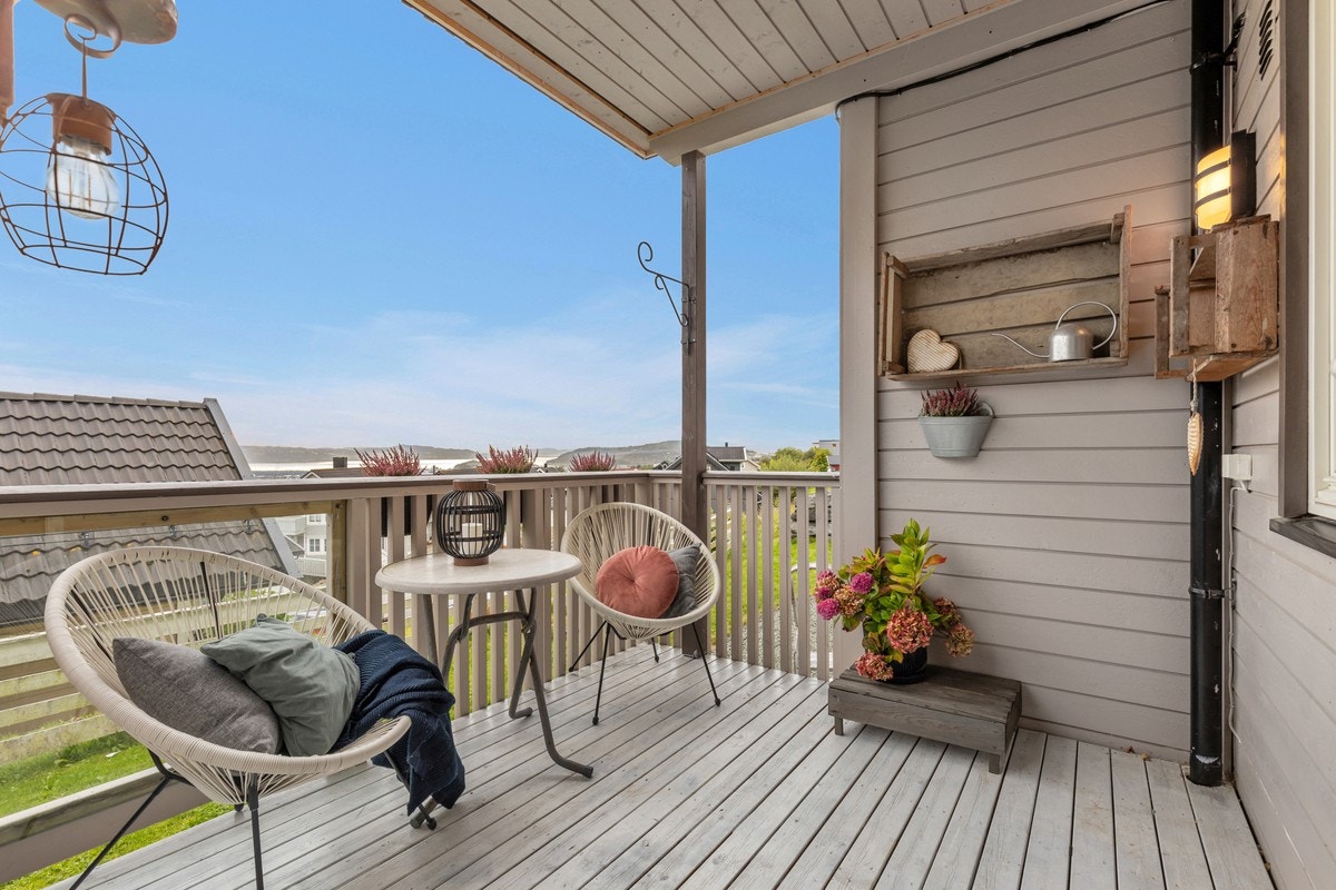 Leiligheten har en overbygd balkong som måler ca. 7 kvm. Her har man god plass til ønsket utemøblement. Galleribilde