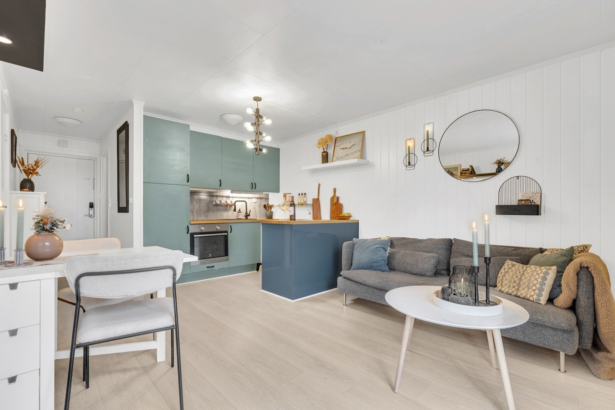 Stue og kjøkken ligger i åpen løsning og måler ca. 17,5 kvm. Galleribilde