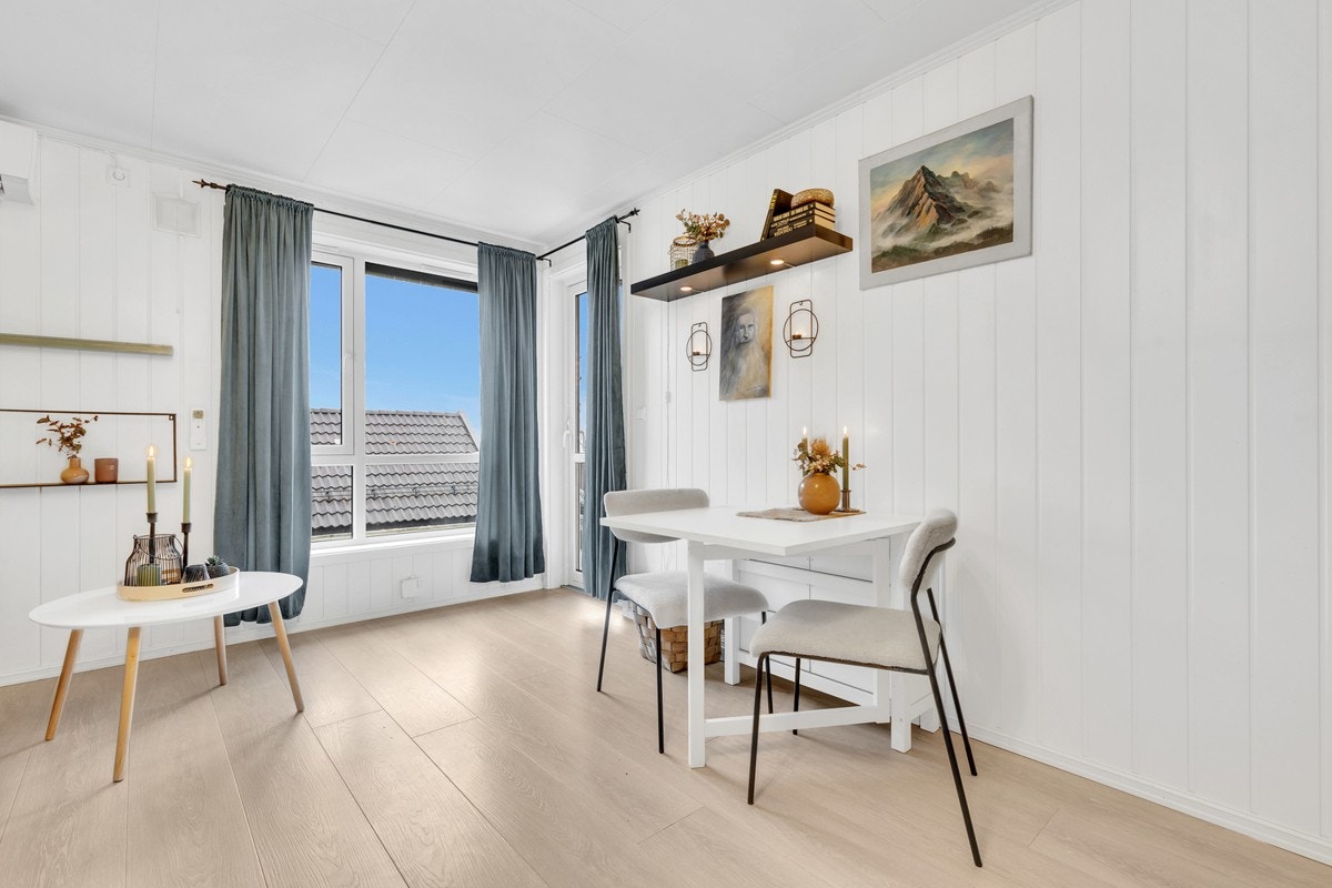 Det passer utmerket å innrede med spisebord mellom kjøkken og stue. Galleribilde