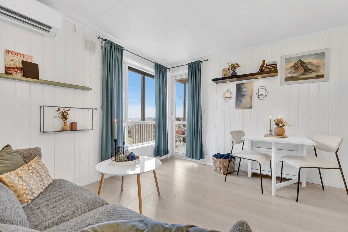 De nøytrale fargevalgene gjør det enkelt å sette sitt eget preg gjennom pynt og interiør. Galleribilde