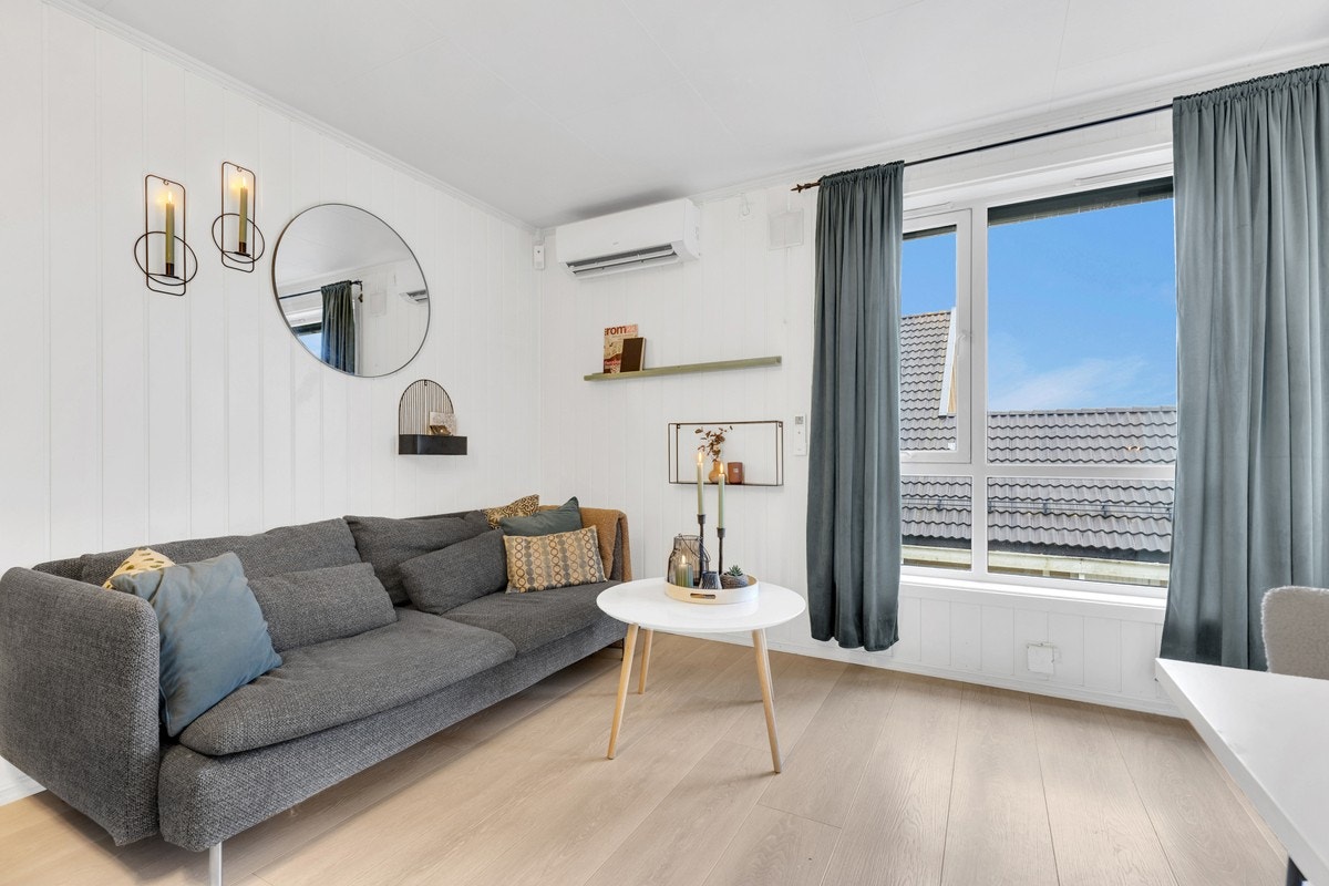 Lys og åpen stue med store vindusflater som gir rikelig med naturlig lys. Galleribilde