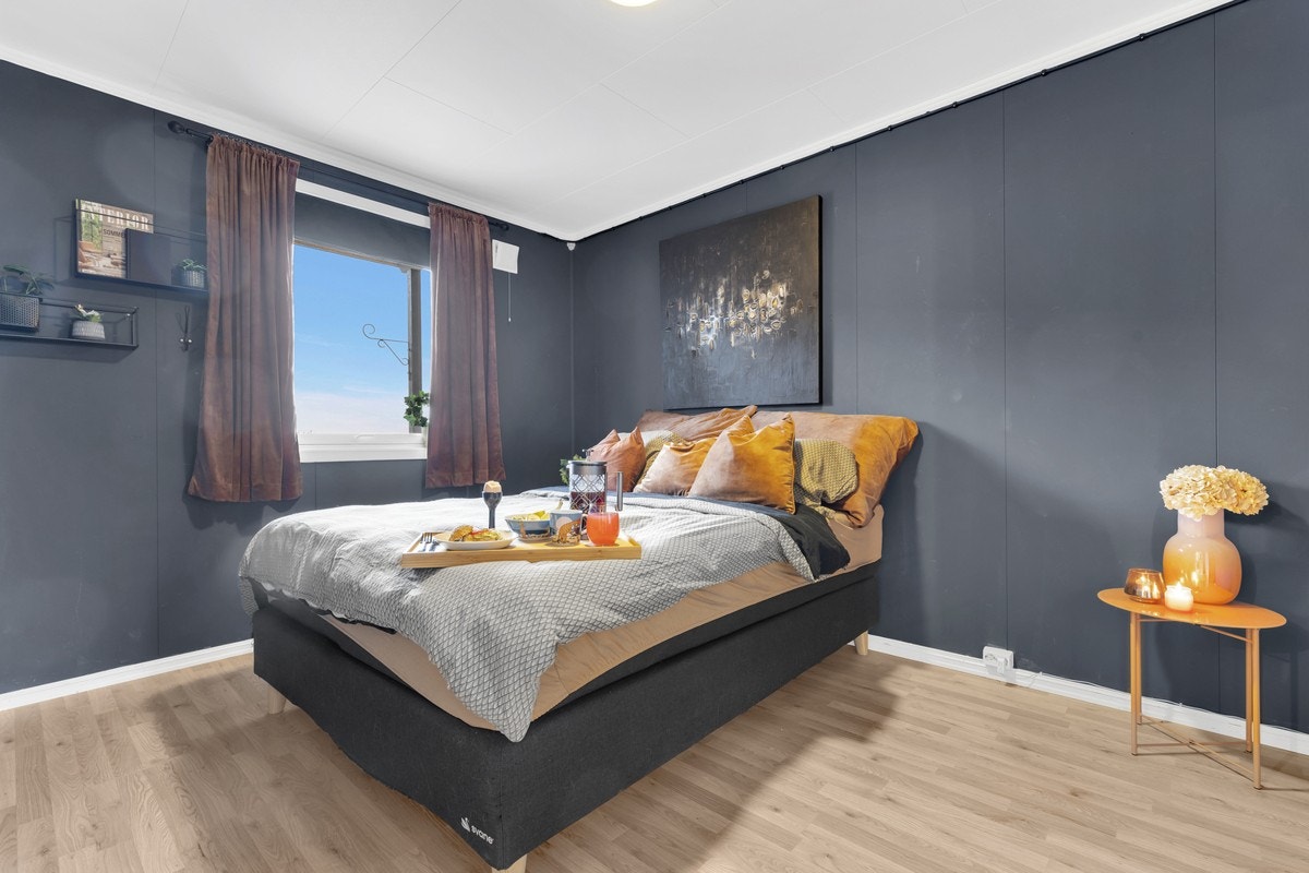 Soverommet måler 11 kvm og har god plass til både dobbeltseng og tilhørende møblement. Galleribilde