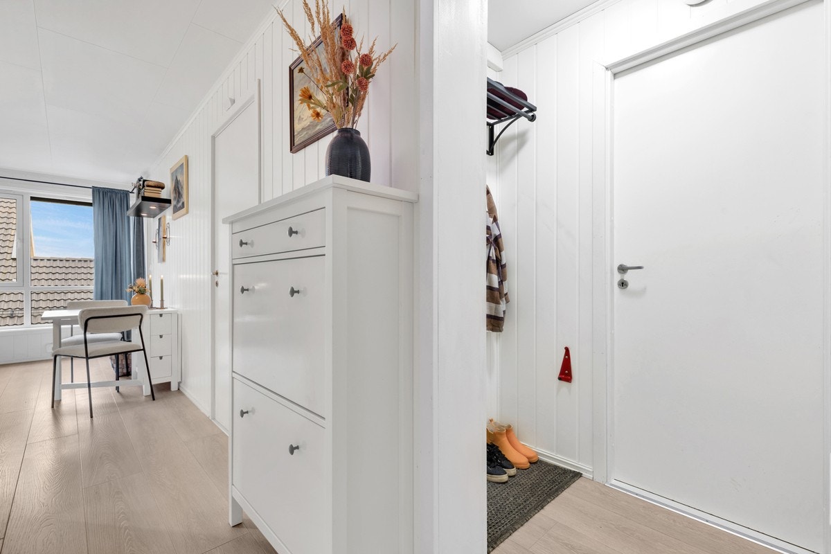 Entré med plass til å henge fra seg yttertøyet. Leiligheten har også en innvendig bod som måler ca. 2,5 kvm. Galleribilde