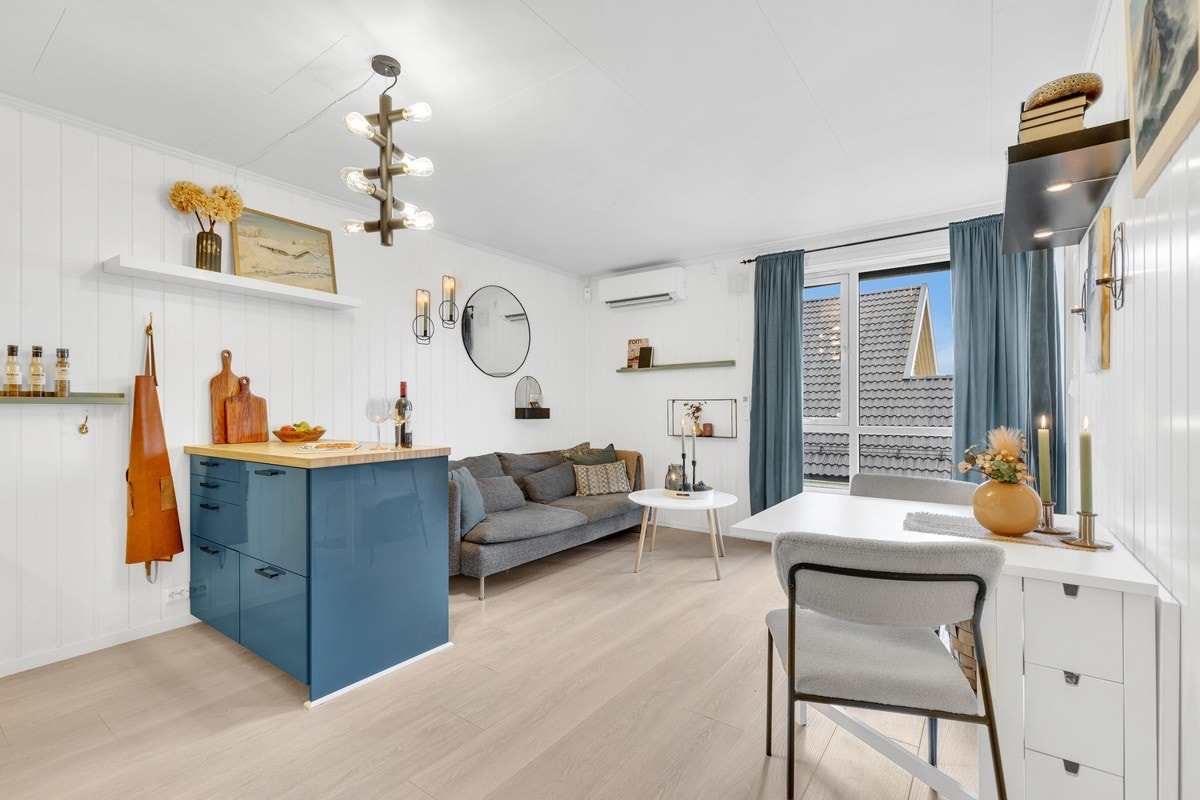 Kjøkkenet er utstyrt med en kjøkkenøy som kan brukes til både matlaging og sosialt samvær. Galleribilde