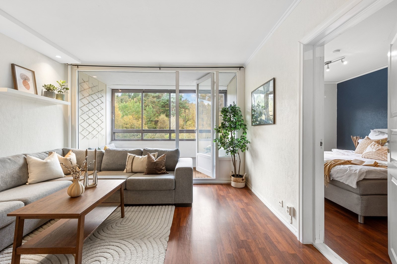 Stuen er romslig og måler hele 21,7m² med god plass til å innrede med flere soner. Galleribilde