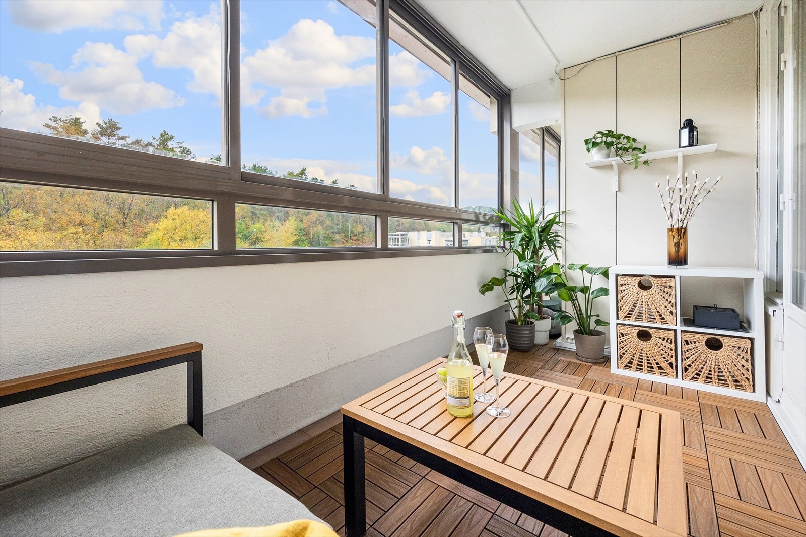 Her er det god plass til å innrede med det en ønsker av utemøbler. Galleribilde