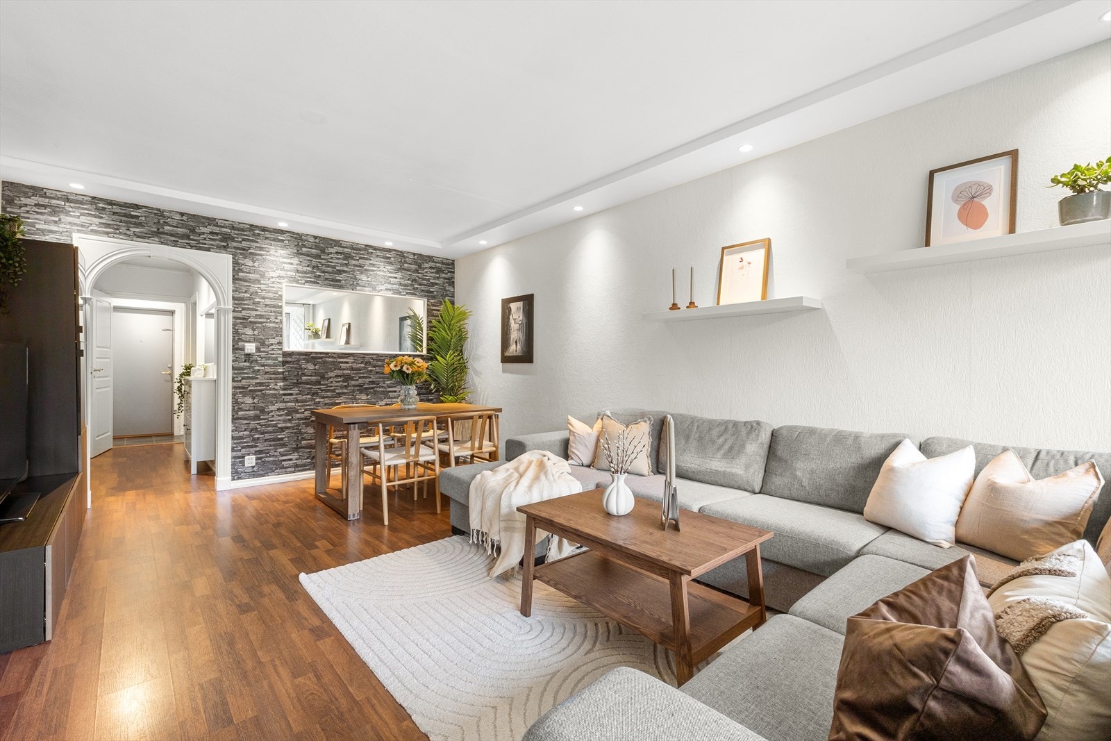 Stuen deles naturlig opp i flere soner med god plass til spisestue og sofagruppe. Galleribilde