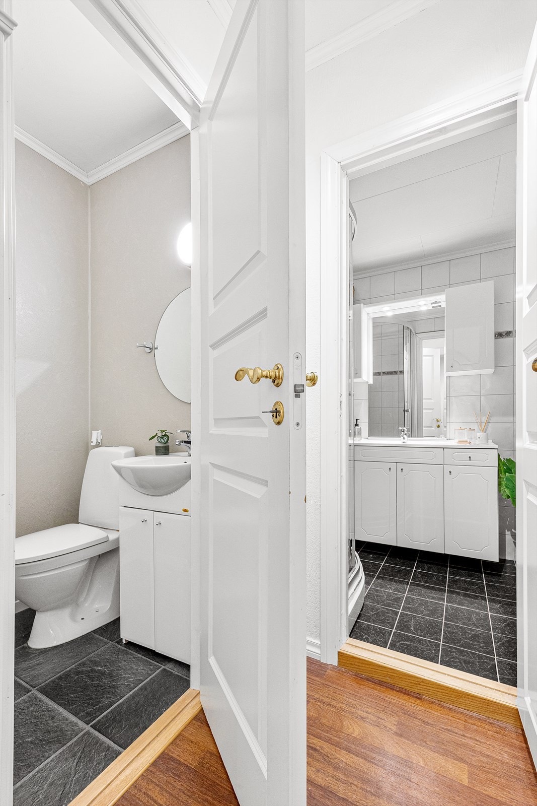 Leiligheten har også ekstern WC vegg i vegg med badet. Galleribilde