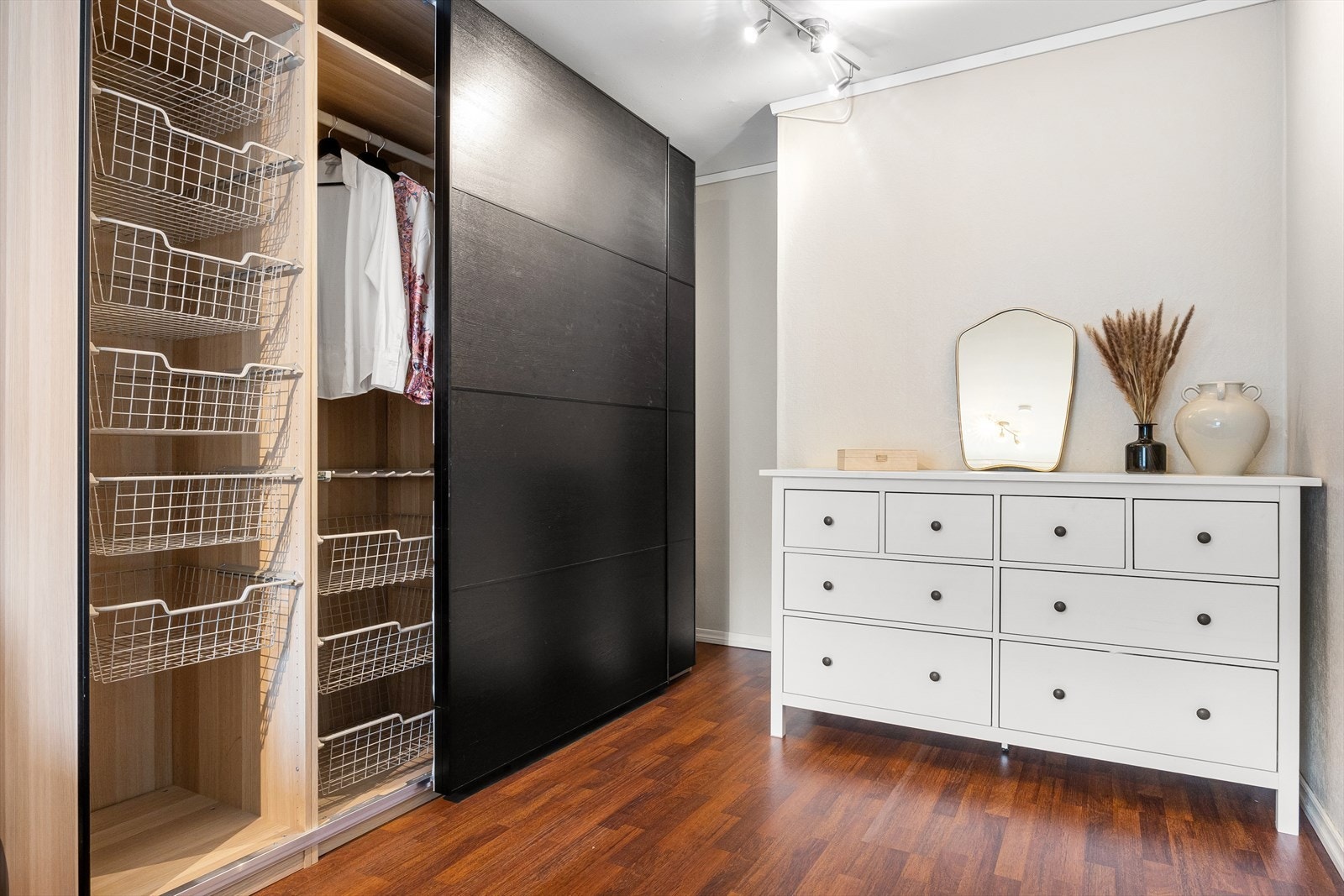 Soverommet er innredet med stor skyvedørsgarderobe som gir rikelig med oppbevaring og har god plass til annen innredning. Galleribilde