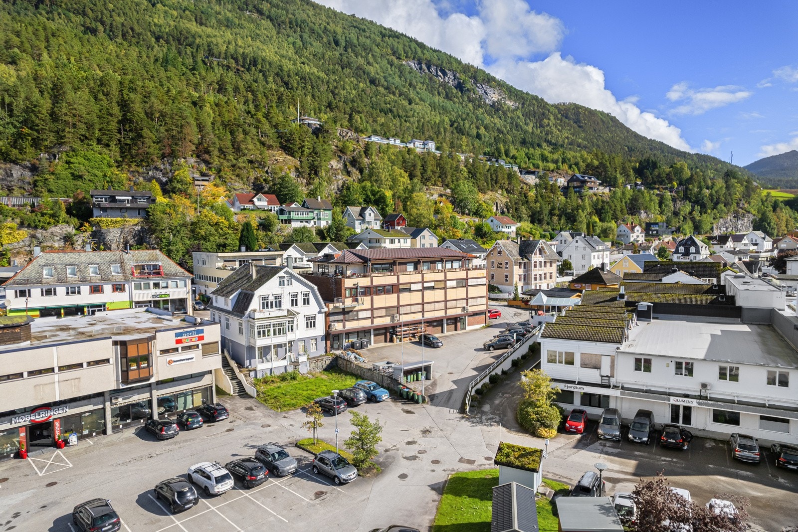 Få minutter fra leiegheita finn du kjøpesenter med god servicetilbud, daglegvarebutikker og offentleg trasport tilbud som for eksempel 9 minutter med bil til Sandane lufthavn Galleribilde
