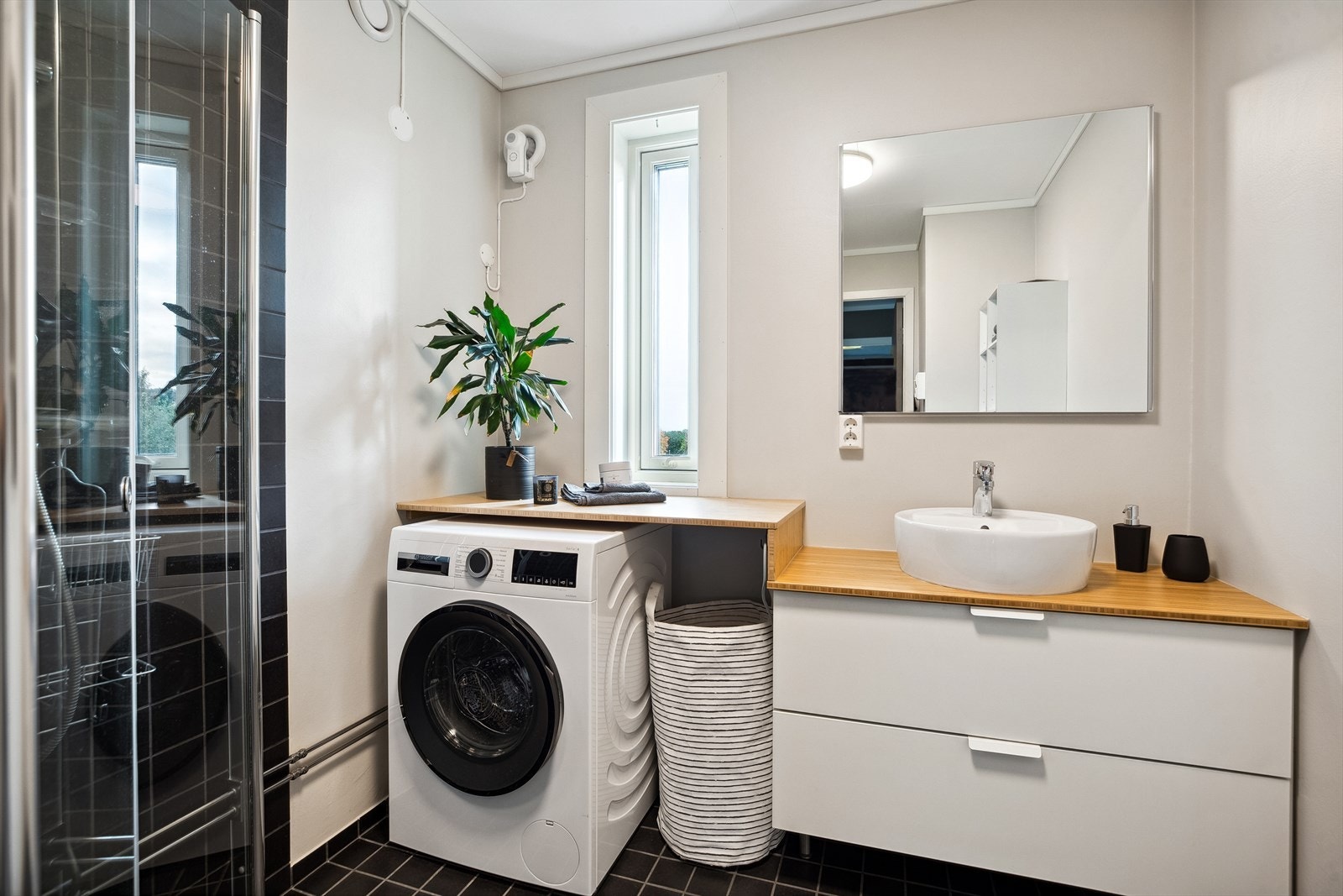 Badet ble oppusset i 2018 med bl.a. flis og varmekabler i gulv. Galleribilde