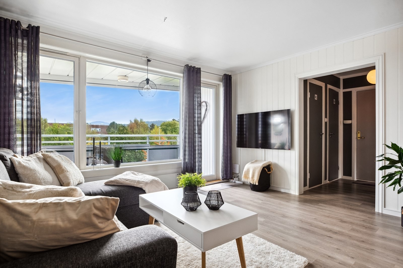 Velkommen til en flott 2-roms leilighet i tredje etasje med gjennomgående planløsning og moderne fargevalg. Galleribilde