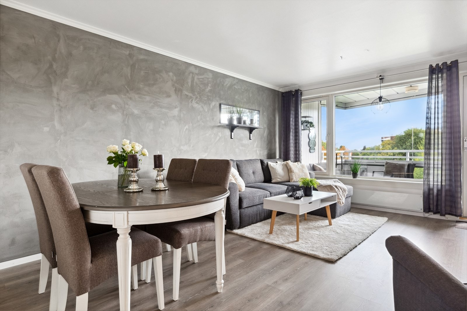 Dette er et meget pent hjem med store vindusflater for behagelige lysforhold. Galleribilde