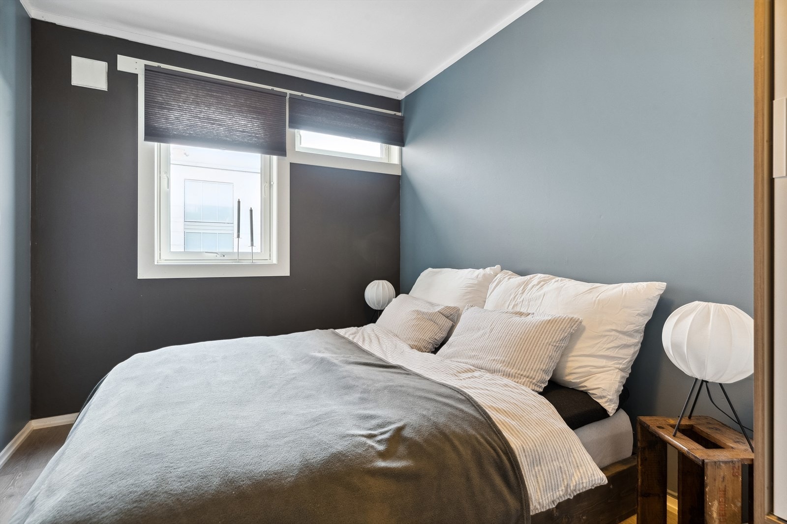 Soverommet er et hyggelig rom med mørke fargetoner som gir en rolig stemning, perfekt for en god natts søvn. Galleribilde