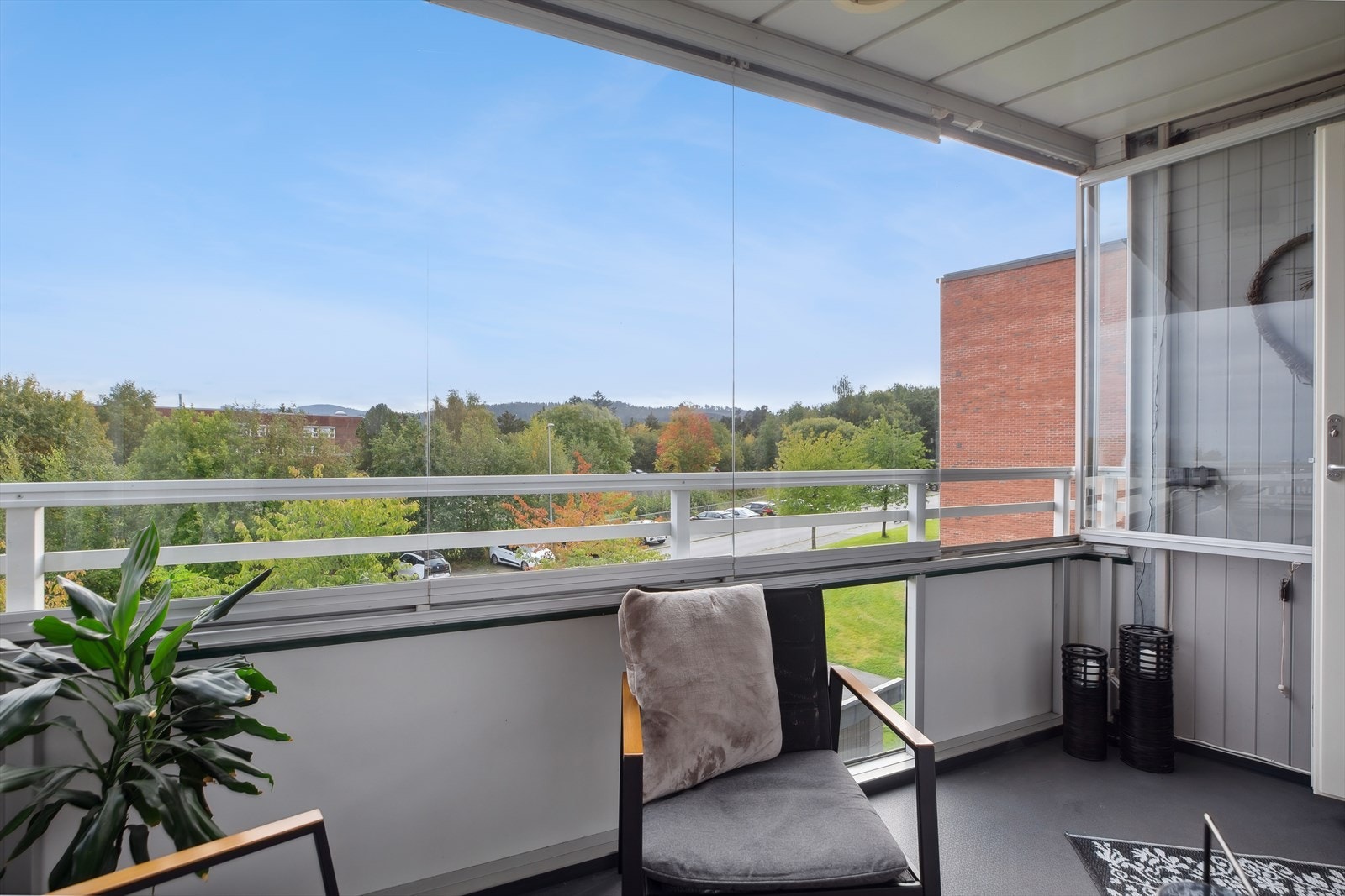 Den innglassede balkongen er på ca. 8 kvm med innglassing som kan skyves til side for å slippe inn lys og luft. Galleribilde