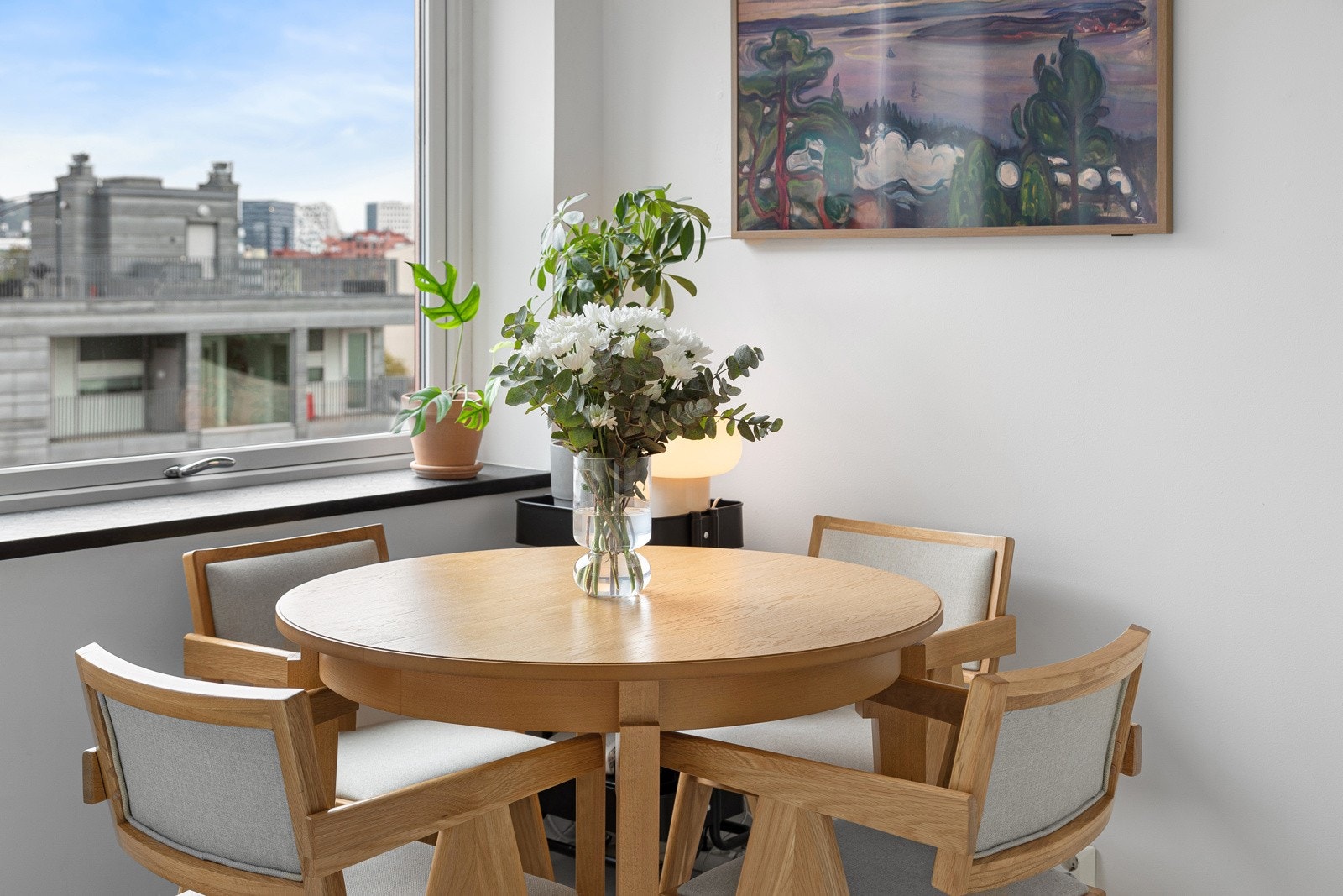 Her er det plass til et spisebord av god størrelse med fantastisk utsikt over byen Galleribilde