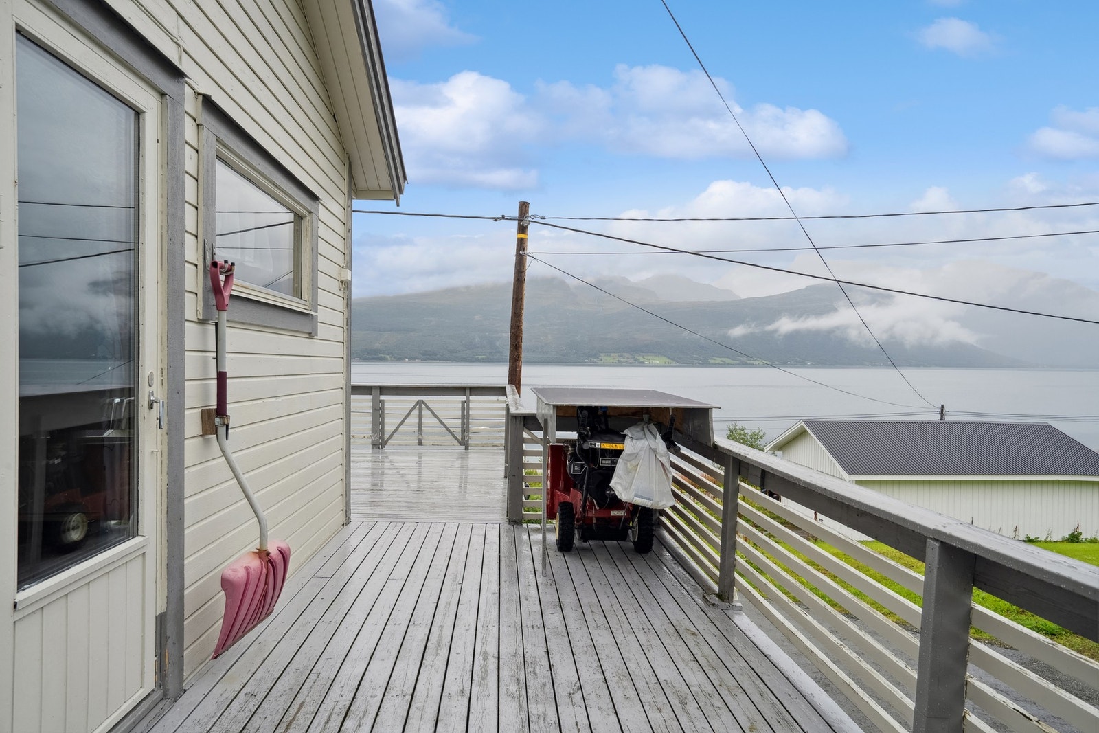 Snøfreser som i hovedsak har blitt brukt til å frese veranda, som følger med salget! Galleribilde